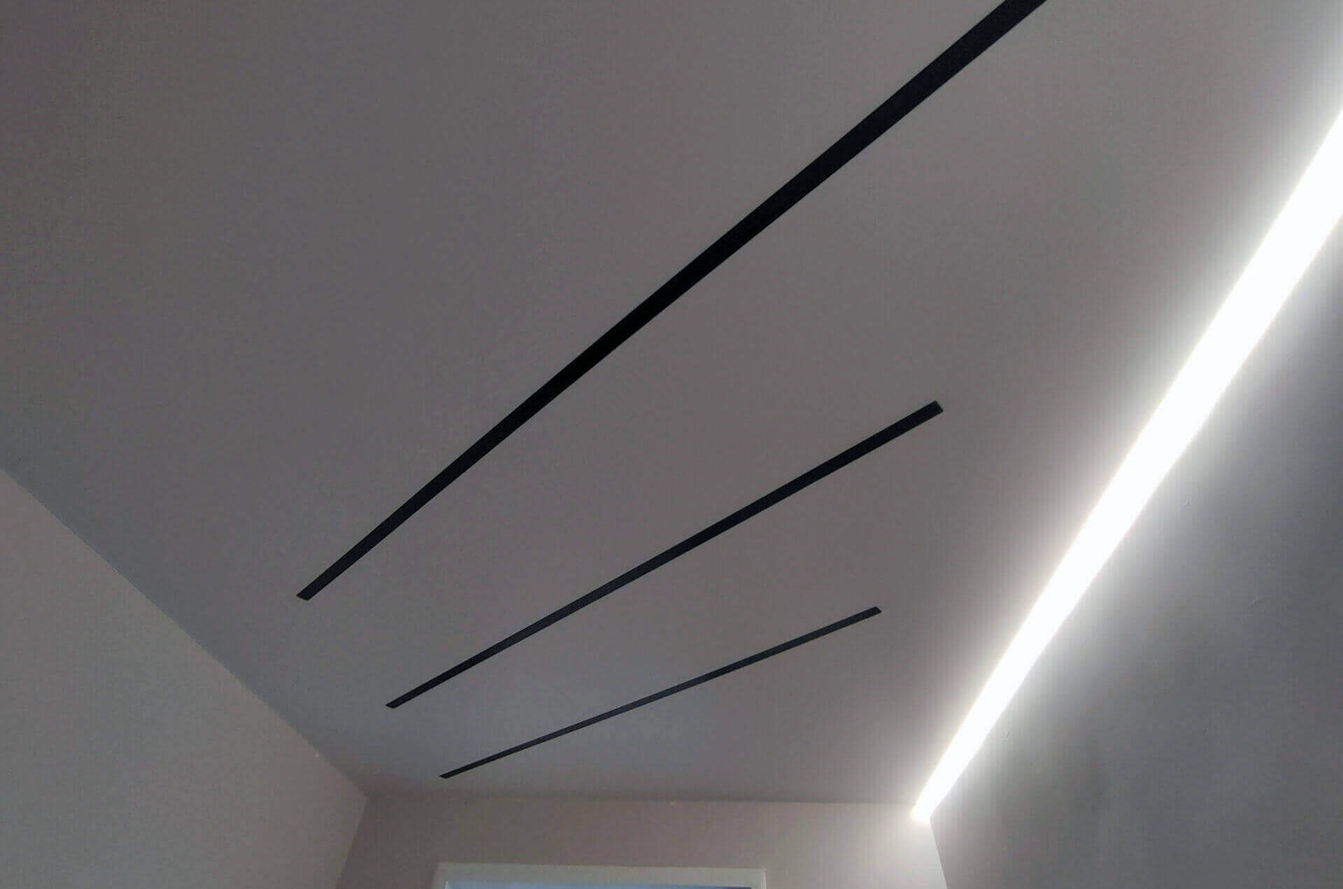 Световая линия 5 см. Крутой потолок скрытая профиль гардина световые линии. Потолки лайн